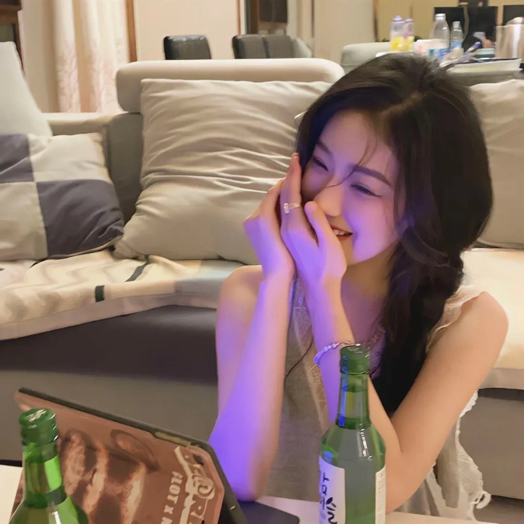 当红小花与前任深夜同框，本人沉默不回应，72小时引热议